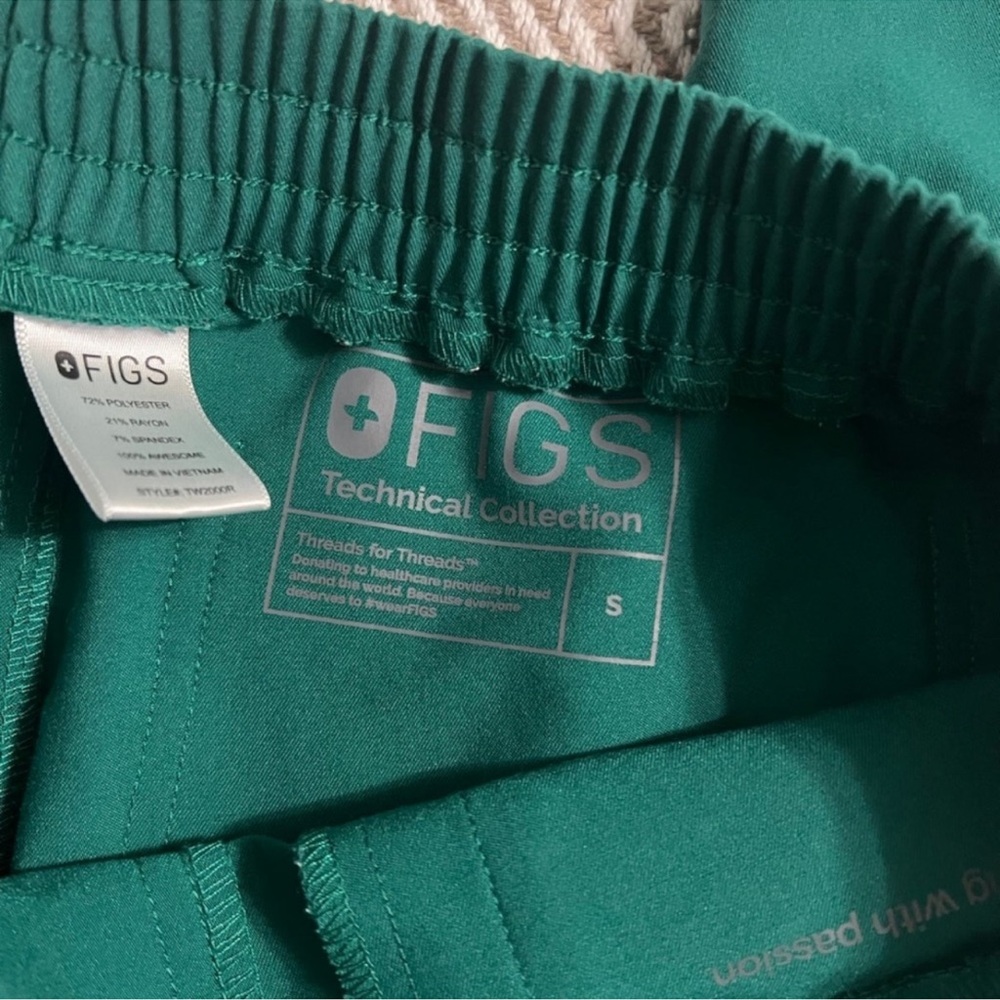 Figs Technical Collection Scrub Pants in Hunter green